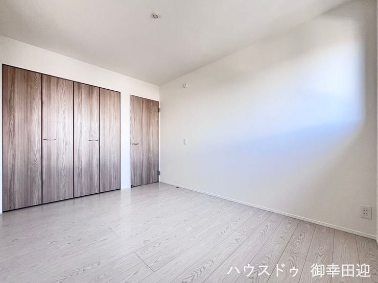 ■2階6帖洋室■寝室、書斎、趣味の部屋。家族の成長やライフスタイルに合わせ、様々な使い方ができる快適な空間です。