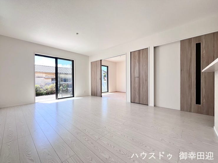 ■安らぎと笑顔の中心地■陽光が優しく降り注ぎ、会話が自然と弾む。ここでは、毎日が特別な時間へと変わります。