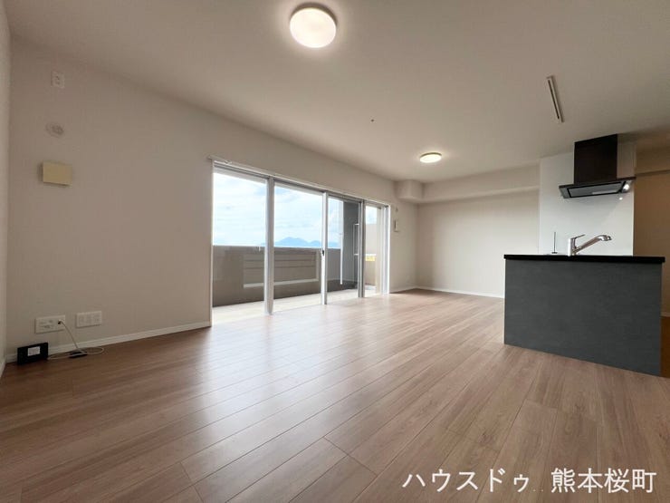 ■安らぎと笑顔の中心地■陽光が優しく降り注ぎ、会話が自然と弾む。ここでは、毎日が特別な時間へと変わります。