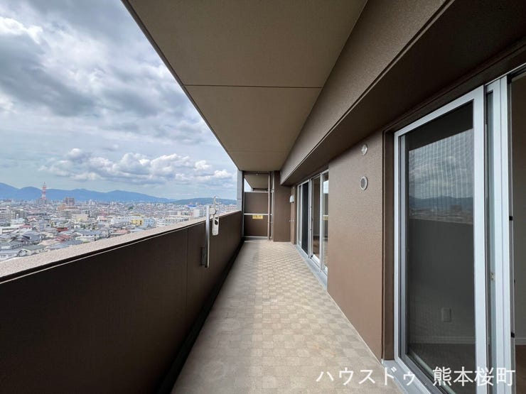 ■空の下の開放的な特等席■日光浴や読書、外の空気を感じながらリフレッシュ。暮らしを豊かにする、もう一つの心地よい空間です。