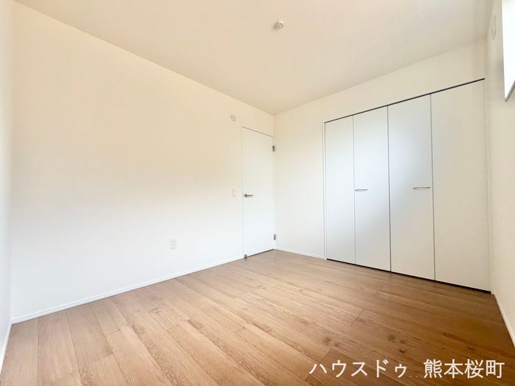 ■2階5.2帖洋室■寝室、書斎、趣味の部屋。家族の成長やライフスタイルに合わせ、様々な使い方ができる快適な空間です。