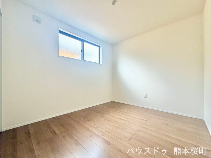 ■2階5.2帖洋室■寝室、書斎、趣味の部屋。家族の成長やライフスタイルに合わせ、様々な使い方ができる快適な空間です。