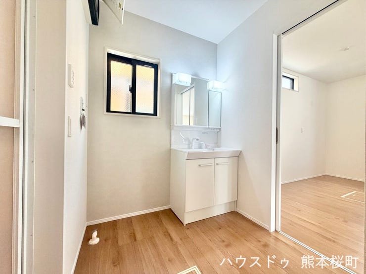 ■清々しいリフレッシュ空間■自分を磨き、気持ちを切り替える。心地よい光が差し込むプライベートスペース。