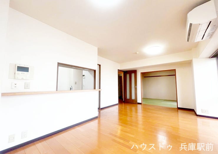 【リビング】
◇家具配置のしやすい縦型リビング:隣接する和室の襖を開放すれば、約18.6帖の大空間としても一体利用が可能です 。