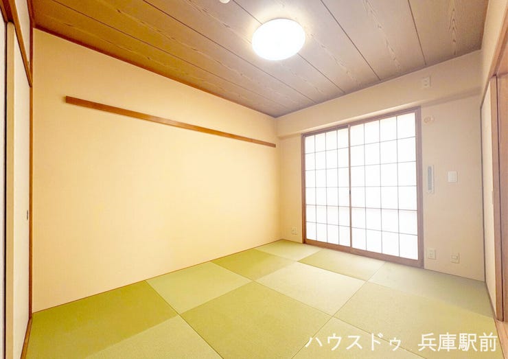 ◇和室でありながら西側のバルコニーに面しているため、遮るもののない9階ならではの明るい自然光が差し込みます。畳の香りに包まれながら、ゴロゴロとリラックスして過ごせる極上の癒やしスペースです。