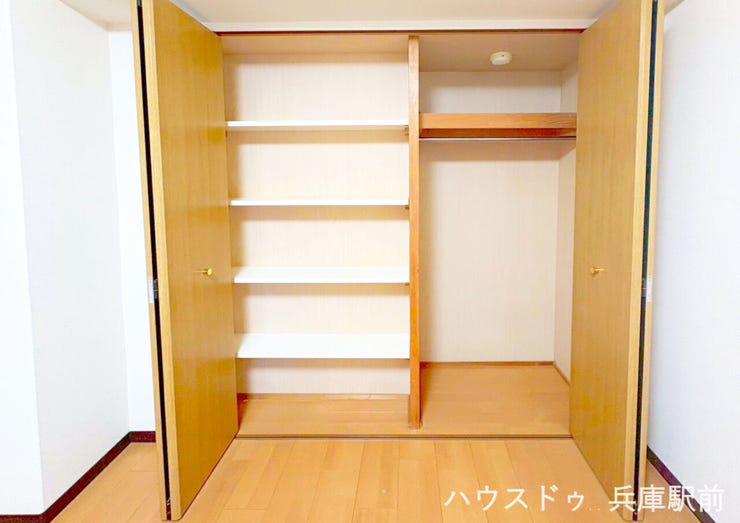 ◇主寝室に最適な洋室にはクローゼットを設置。お気に入りの衣類をハンガーに掛けたまま型崩れなく収納できるため、毎日のコーディネートや衣替えがスムーズです。
