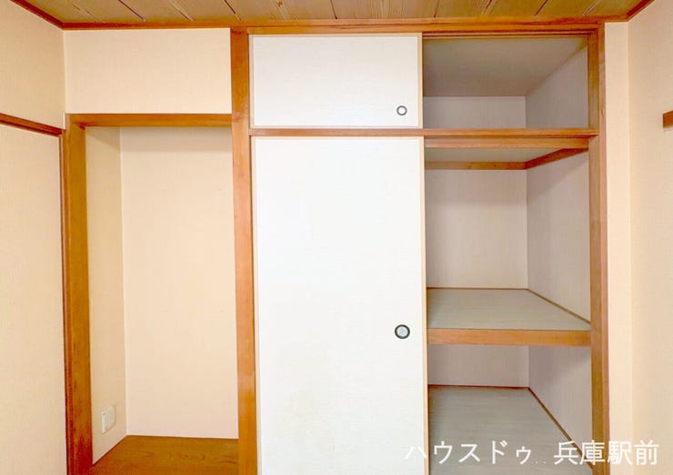 ◇和室には、奥行きが深い押入を完備しています。かさばるお布団一式や、季節物の厚手の毛布、衣装ケースなどもすっきりと収まります。