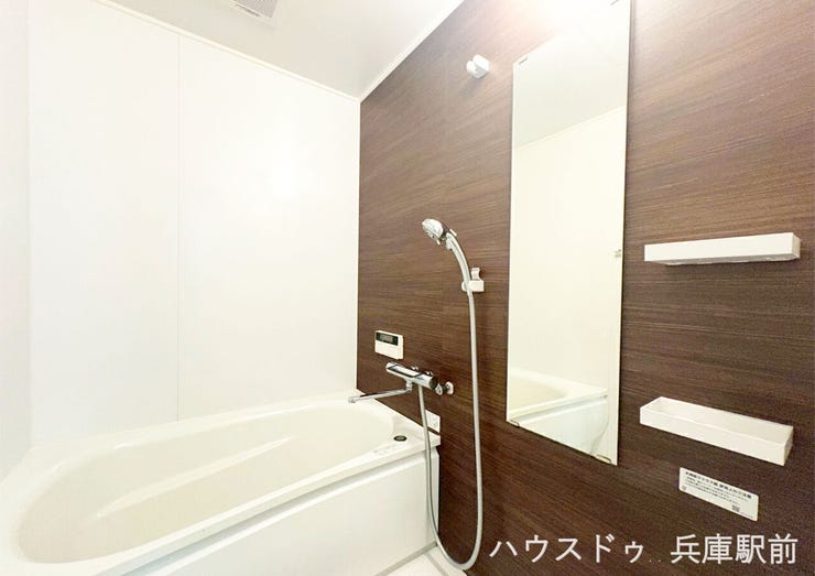 ◇ゆったり癒やしの空間:一日の疲れを癒やすスクエア型の浴槽。丁寧に使用されていたため、大変綺麗な状態です 。