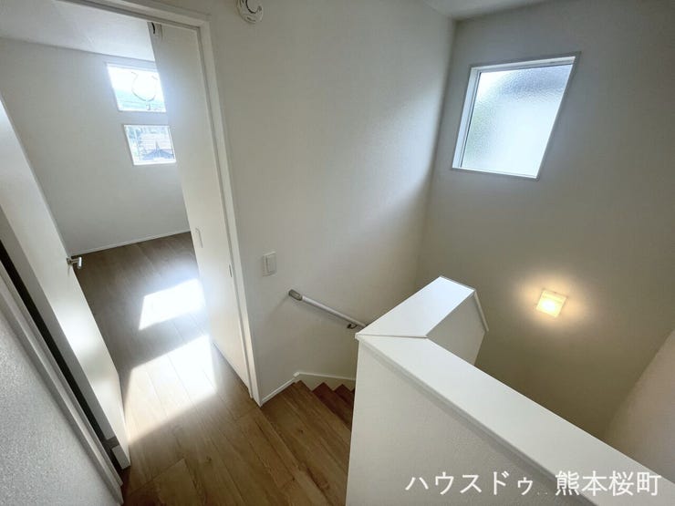 ■暮らしを繋ぐ、明るい動線■採光窓から光が差し込み、足元を優しく照らす。安全で快適な、家族の生活を支える縦の繋がりです。