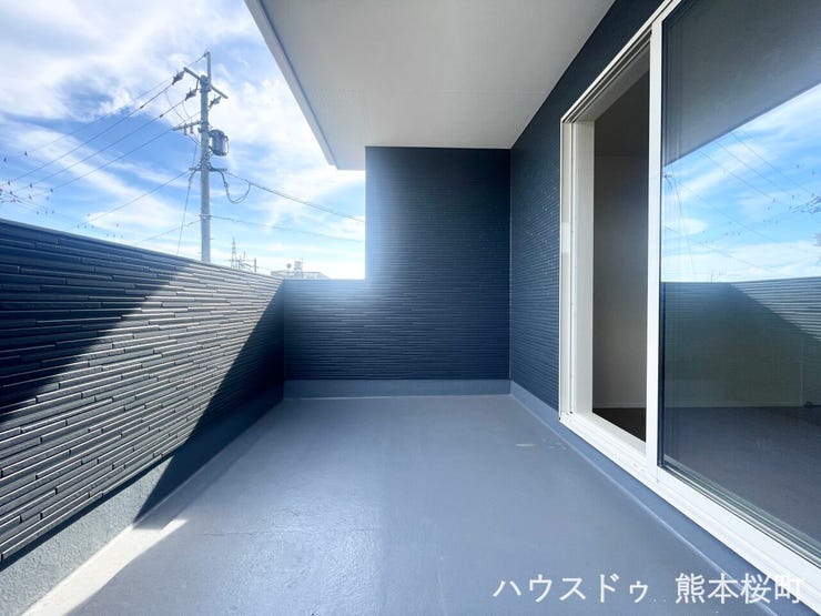 ■空の下の開放的な特等席■日光浴や読書、外の空気を感じながらリフレッシュ。暮らしを豊かにする、もう一つの心地よい空間です。