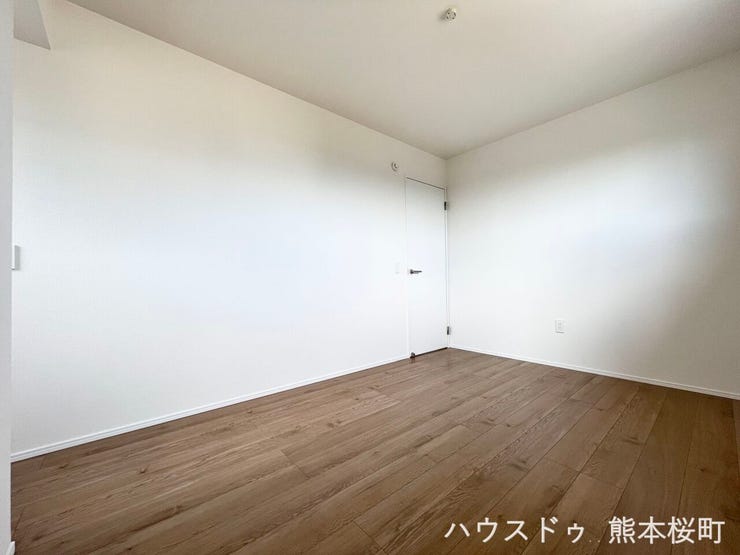 ■2階6帖洋室■寝室、書斎、趣味の部屋。家族の成長やライフスタイルに合わせ、様々な使い方ができる快適な空間です。