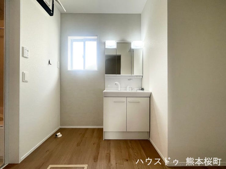 ■清々しいリフレッシュ空間■自分を磨き、気持ちを切り替える。心地よい光が差し込むプライベートスペース。