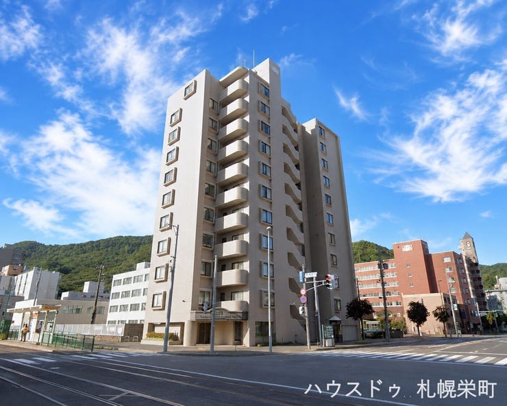 【外観】
札幌市電「ロープウェイ入口」駅徒歩1分の好立地!2026年6月リノベーション完了の75㎡超3LDKです。水まわり一新、食洗機付きキッチンなど設備も充実。ご内覧も可能です!お気軽にお問い合わせください♪