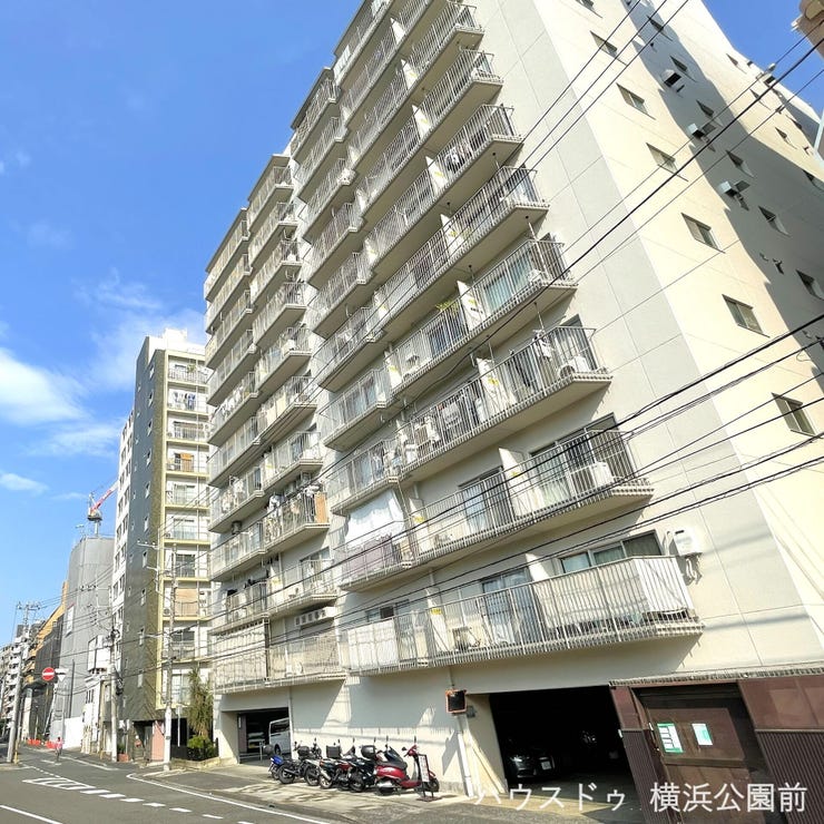 【外観】
中区末吉町のマンションです。京急線「黄金町」駅より徒歩約2分、市営地下鉄ブルーライン「阪東橋」駅より徒歩約3分。スーパー・コンビニも徒歩圏内の好立地です。