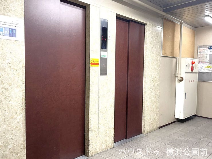 エレベーターは2基設置されております。朝の通勤・通学時に混みあわず便利です。