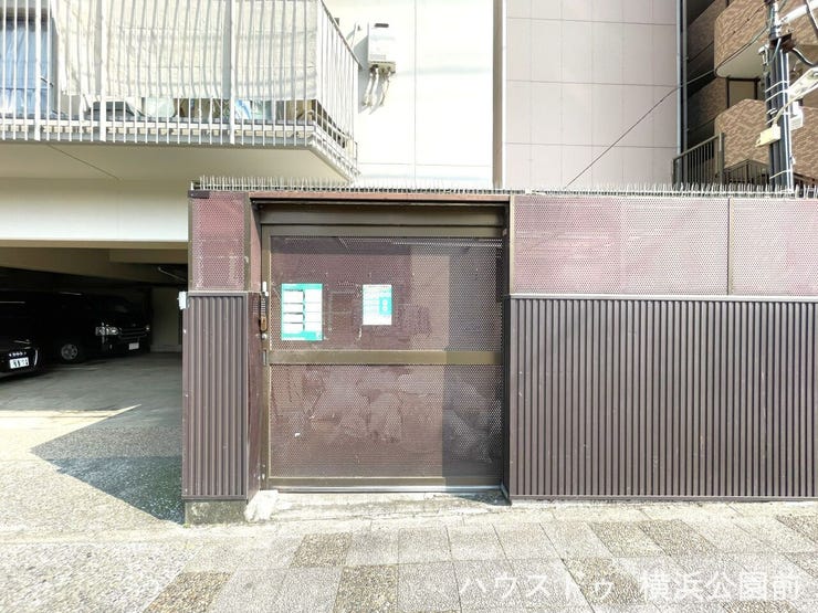 共用のごみ捨て場も設置されております。