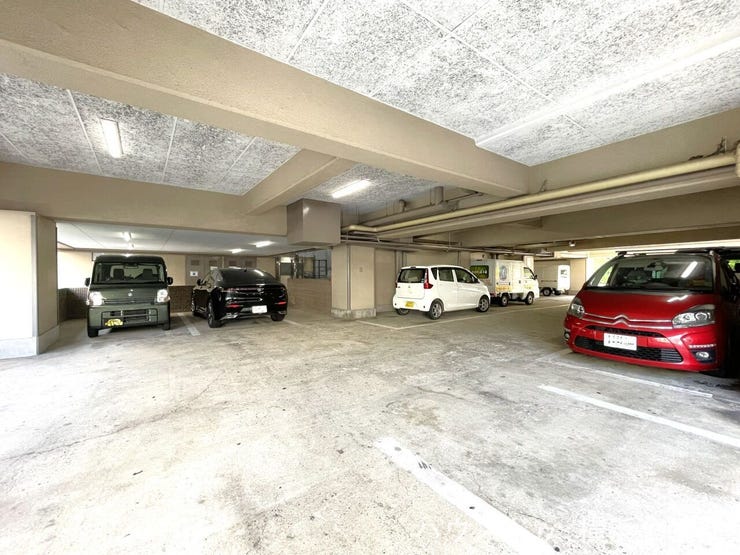 駐車場は平置きタイプ、屋根付きです。雨風から愛車を守ります。