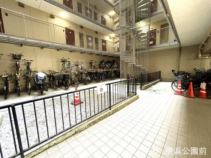 自転車置き場はマンション内にあります。