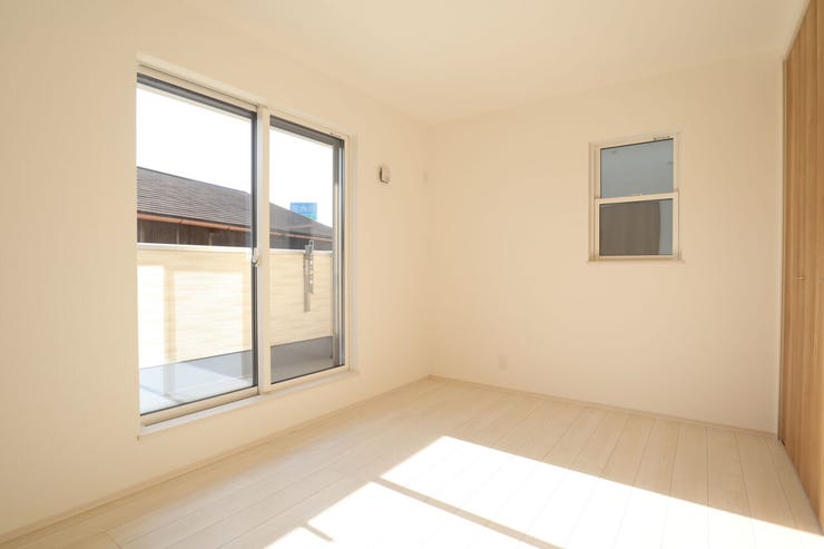 洋室 同仕様
2面採光のお部屋は明るく風通しの良いお部屋です♪