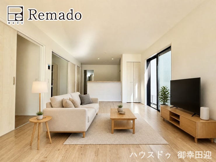 【リビング】
■家族の笑顔が集う中心地■お気に入りの家具を迎え、窓からは心地の良い光が差し込みます。※CGで家具を配置しています。