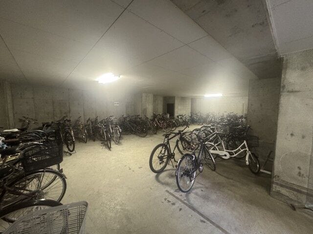 ラック式ではなく平置きタイプで出し入れスムーズ。大きめの自転車や電動アシスト車もラクラク