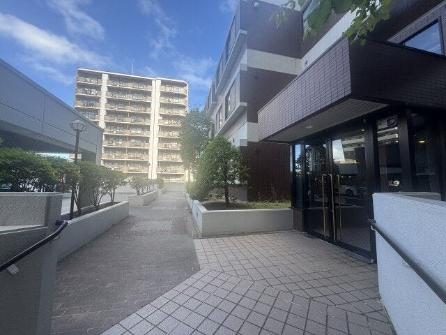 植栽の緑が彩る綺麗な敷地内。住まう歓びを高めるこだわりアプローチ