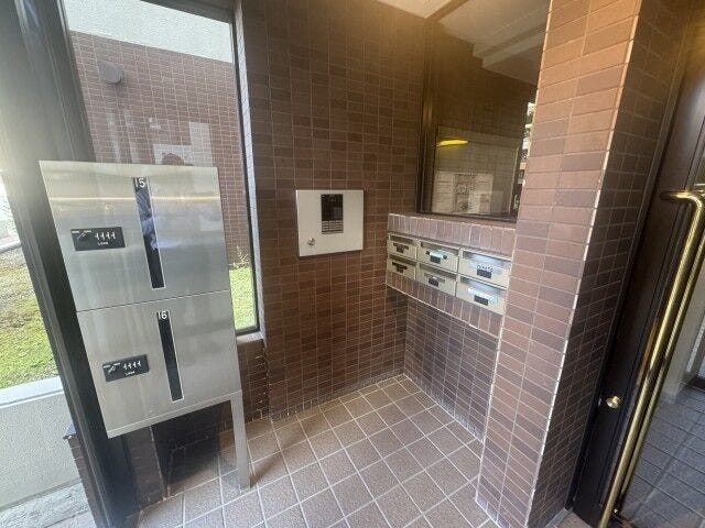 暮らしの安全を守るオートロック設置。防犯面にも配慮された安心の住まい