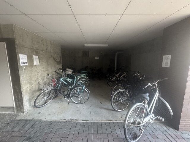 天候を気にせず保管できる屋根・壁付きの駐輪エリア。札幌の冬場も安心です