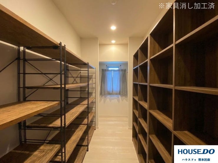 お洋服などを十分に収納できそうです♪コレクション部屋にするのも◎
※家具消し加工を行っています。
