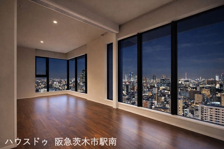 【リビング】
大きな窓から広がる夜景が魅力の贅沢で開放感ある住空間です