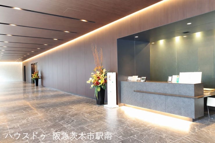 ホテルライクな上質空間が広がる、開放感あるロビーです