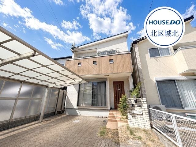 【外観】
南側約6m公道に面した整形地。駐車2台可能、4LDK+Sのオール電化住宅です。