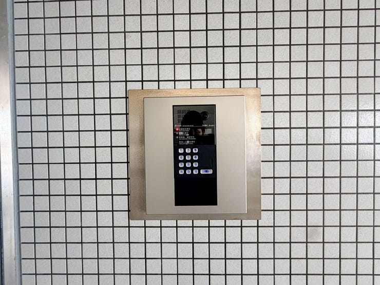 モニタ付きオートロックで来訪者の顔を確認できます