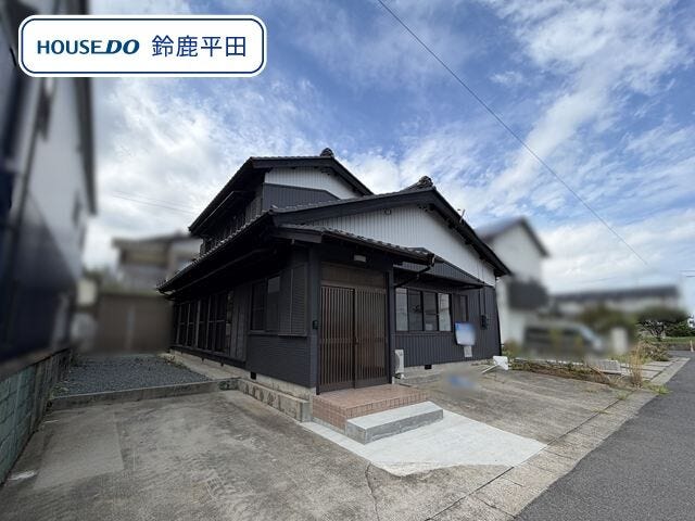 【外観】
愛宕小学校/鼓ヶ浦中学校エリアに建つシックな外観が特徴的な4LDK。周辺環境の確認を兼ねて一度見学してみませんか。(2026年8月28日 撮影)
