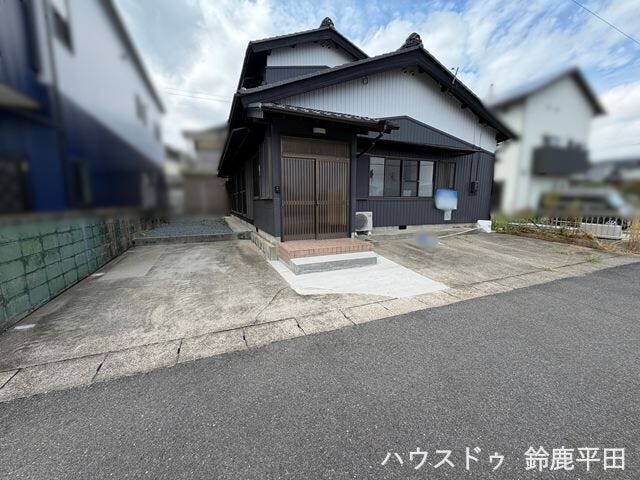 縦と横に1台ずつ停められる駐車場です。(2026年8月28日 撮影)