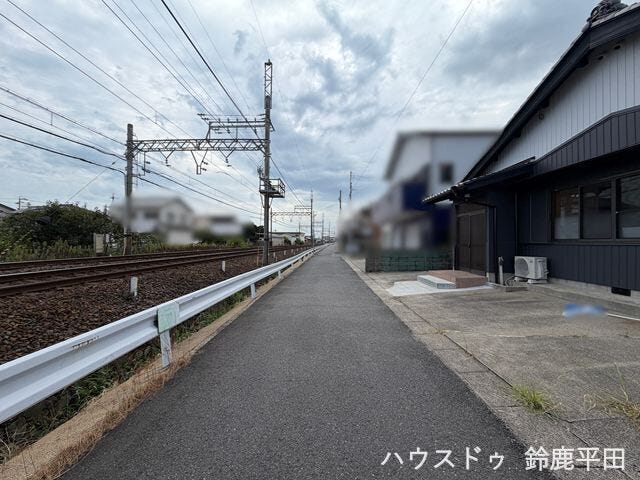 【南東側幅員約3.6m前面道路】前方に建物がなく開放感のある立地が特徴です。(2026年8月28日 撮影)