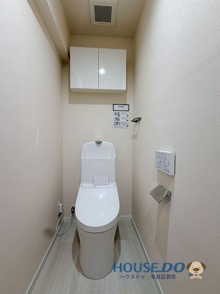 白で統一された清潔感あるトイレです