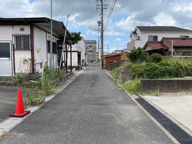 東側公道4.3m、西側公道3.7~4.3mになります。
