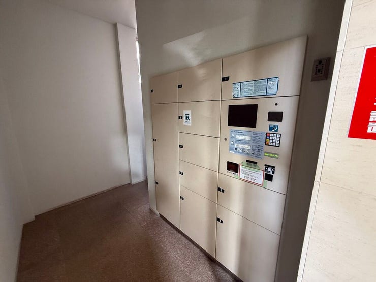 不在時でも荷物が受け取れる便利な宅配ボックスを完備。ネットショッピングをよく利用される方に嬉しい設備です。