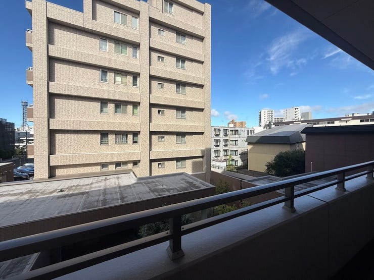 青空が広がるバルコニーからの眺望。晴れた日には心地よい風を感じながら、リフレッシュできる空間です。