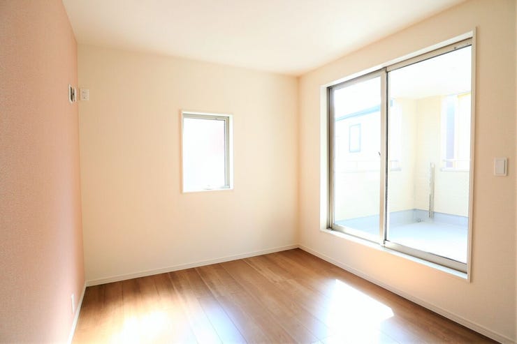 洋室 同仕様
2面採光のお部屋は明るく風通しの良いお部屋です♪
