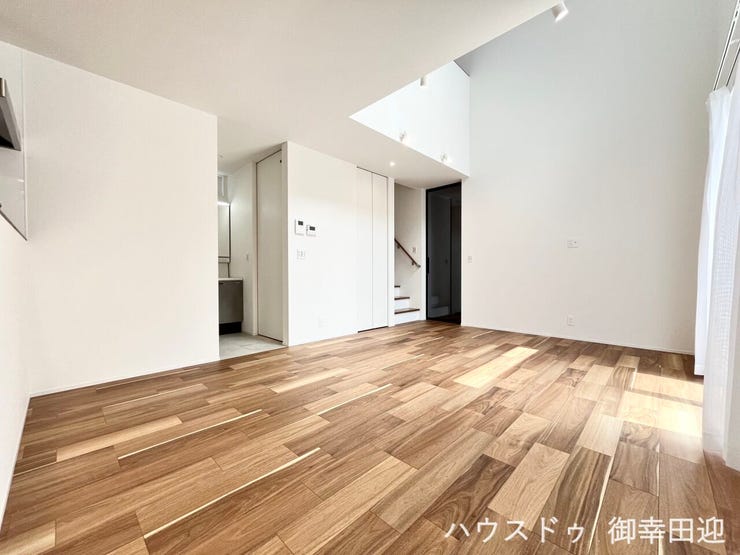■安らぎと笑顔の中心地■陽光が優しく降り注ぎ、会話が自然と弾む。ここでは、毎日が特別な時間へと変わります。