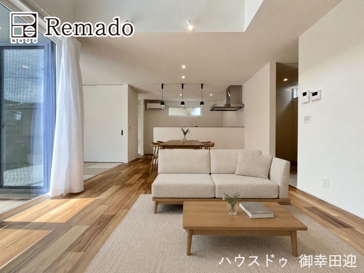 【リビング】
■家族の笑顔が集う中心地■お気に入りの家具を迎え、窓からは心地の良い光が差し込みます。※CGで家具を配置しています。