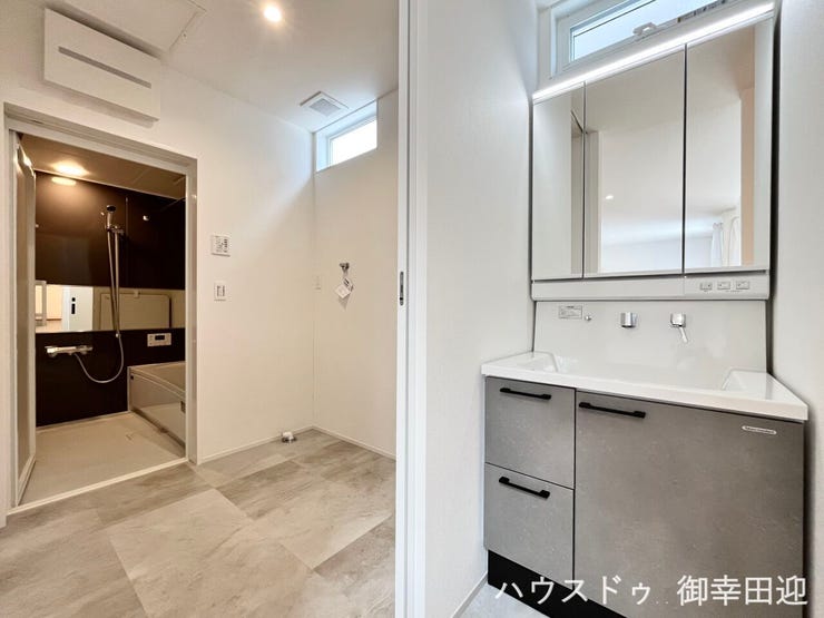 ■清々しいリフレッシュ空間■自分を磨き、気持ちを切り替える。心地よい光が差し込むプライベートスペース。