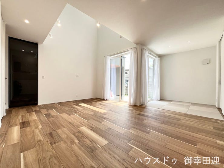 ■安らぎと笑顔の中心地■陽光が優しく降り注ぎ、会話が自然と弾む。ここでは、毎日が特別な時間へと変わります。