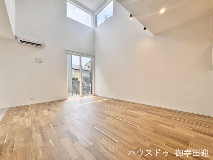 ■安らぎと笑顔の中心地■陽光が優しく降り注ぎ、会話が自然と弾む。ここでは、毎日が特別な時間へと変わります。