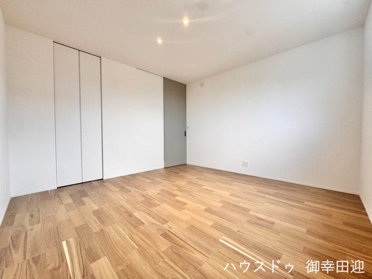■2階8帖洋室■心からリラックスできる静けさ、上質な眠りで、毎日をリセットします。明日への活力を養う空間です。