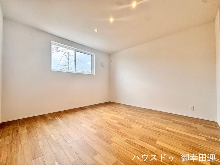 ■2階8帖洋室■心からリラックスできる静けさ、上質な眠りで、毎日をリセットします。明日への活力を養う空間です。