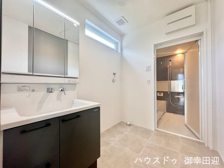■清々しいリフレッシュ空間■自分を磨き、気持ちを切り替える。心地よい光が差し込むプライベートスペース。
