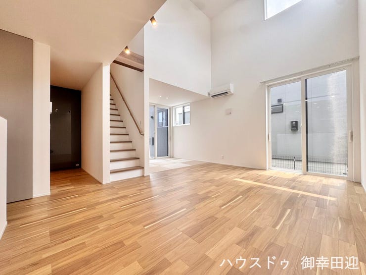■安らぎと笑顔の中心地■陽光が優しく降り注ぎ、会話が自然と弾む。ここでは、毎日が特別な時間へと変わります。